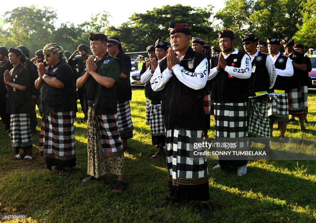 Balinese Hindu local security called "Pecalang" stand guard during a security preparation for Saudi Arabia's King Salman bin Abdul-Aziz visit in Nusa Dua on Indonesia's resort island of Bali on March 3, 2017. King Salman bin Abdul-Aziz will visit the island from March 4 to 9. / AFP PHOTO / SONNY TUMBELAKA (Photo credit should read SONNY TUMBELAKA/AFP via Getty Images)
