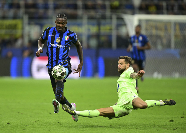 Marcus Thuram dari Inter Milan beraksi dengan Inigo Martinez dari FC Barcelona pada pertandingan leg kedua semifinal Liga Champions antara Inter Milan vs FC Barcelona di San Siro, Milan, Italia, Rabu (7/5/2025) dini hari WIB. Foto: Daniele Mascolo/REUTERS