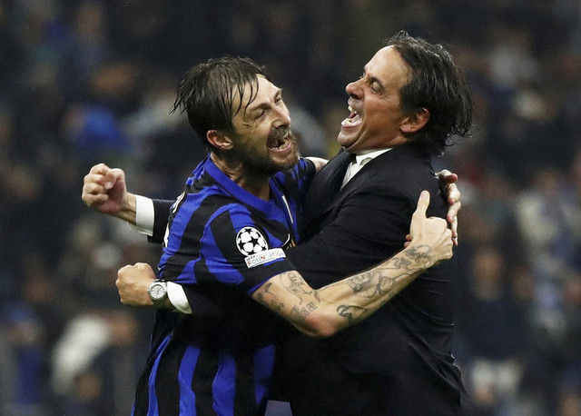Francesco Acerbi dari Inter Milan dan pelatih Simone Inzaghi merayakan kemenangan setelah pertandingan pada pertandingan leg kedua semifinal Liga Champions antara Inter Milan vs FC Barcelona di San Siro, Milan, Italia, Rabu (7/5/2025) dini hari WIB. Foto: Alessandro Garofalo/REUTERS