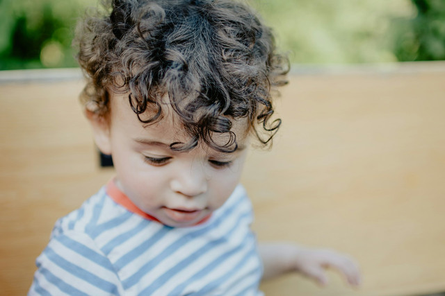Ilustrasi cara menebalkan rambut anak secara alami. Sumber: kelly sikkema/unsplash