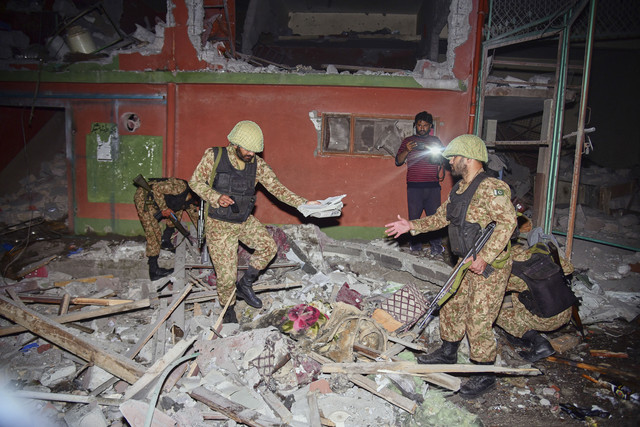 Pasukan tentara memeriksa bangunan yang rusak akibat dugaan serangan rudal India di dekat Muzaffarabad, ibu kota Kashmir yang dikuasai Pakistan, Rabu (7/5/2025). Foto: M.D. Mughal/AP