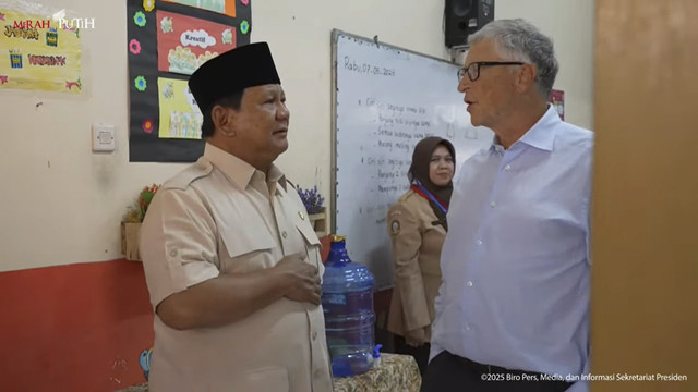 Presiden Republik Indonesia Prabowo Subianto mengajak pendiri Gates Foundation, Bill Gates untuk mengecek program unggulannya Makan Bergizi Gratis (MBG) di SDN 03 Jati, Jakarta Timur, Rabu (7/5/2025). Foto: YouTube/Sekretariat Presiden