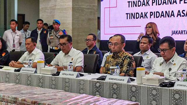 Kabareskrim Wahyu Widada (kedua dari kiri) dalam jumpa pers pencucian uang dalam kasus judi online di Bareskrim Polri, Jakarta, Rabu (7/5/2025). Hadir Kepala PPTAK Ivan Yustiavandana (baju batik). Foto: Rachmadi Rasyad/kumparan