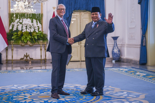 Presiden Prabowo Subianto (kanan) berjabat tangan dengan Pendiri Microsoft dan tokoh filantropi dunia Bill Gates (kiri) di ruang kredensial, Istana Merdeka, Jakarta, Senin (5/5/2025). Foto: Galih Pradipta/ANTARA FOTO