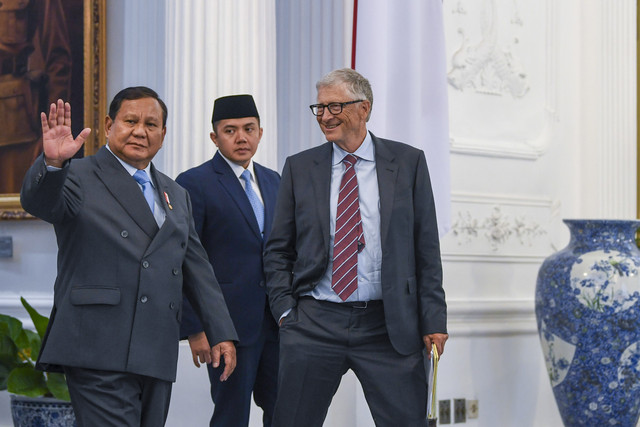 Presiden Prabowo Subianto bersama Pendiri Microsoft dan tokoh filantropi dunia Bill Gates didampingi Seskab Teddy Indra Wijaya berjalan meninggalkan ruang usai melakukan pertemuan dengan para pengusaha di Istana Merdeka, Jakarta, Senin (5/5/2025).  Foto: Galih Pradipta/ANTARA FOTO