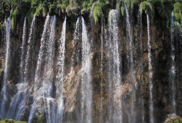 curug rahong. Foto Hanya Ilustrasi Bukan Tempat Sebenarnya. Sumber Foto: Pixabay/Pasja1000