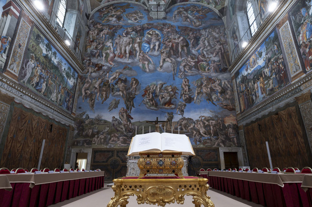 Pemandangan bagian dalam Kapel Sistina menjelang konklaf untuk memilih paus berikutnya di Vatikan, Selasa (6/5/2025). Foto: Vatican Media via REUTERS