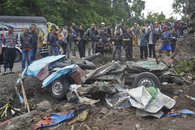 Mobil angkot kopada yang rata usai ditimpa truk pasir di jalan turunan Magelang-Purworejo, Rabu (7/5/2025). Foto: Anis Efizudin/ANTARA FOTO