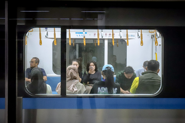 Warga menaiki Mass Rapid Transit (MRT) arah dari Lebak Bulus menuju Bundaran HI, Jakarta, Rabu (7/5/2025). Foto: Jamal Ramadhan/kumparan