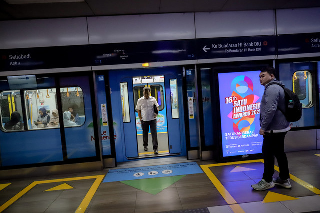 Warga usai menaiki Mass Rapid Transit (MRT) arah dari Lebak Bulus menuju Bundaran HI, Jakarta, Rabu (7/5/2025). Foto: Jamal Ramadhan/kumparan