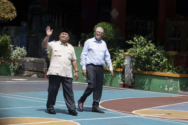 Presiden Prabowo Subianto dan Pendiri Microsoft dan tokoh filantropi dunia Bill Gates melambaikan tangan ke arah siswa-siswa saat meninjau pelaksanaan program Makan Bergizi Gratis (MBG) di SDN 03 Jati Pulogadung, Jakarta, Rabu (7/5/202 Foto: Aditya Pradana Putra/ANTARA FOTO
