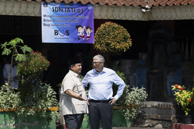 Presiden Prabowo Subianto (kiri) dan Pendiri Microsoft dan tokoh filantropi dunia Bill Gates berbincang saat meninjau pelaksanaan program Makan Bergizi Gratis (MBG) di SDN 03 Jati Pulogadung, Jakarta, Rabu (7/5/2025). Foto: Aditya Pradana Putra/ANTARA FOTO