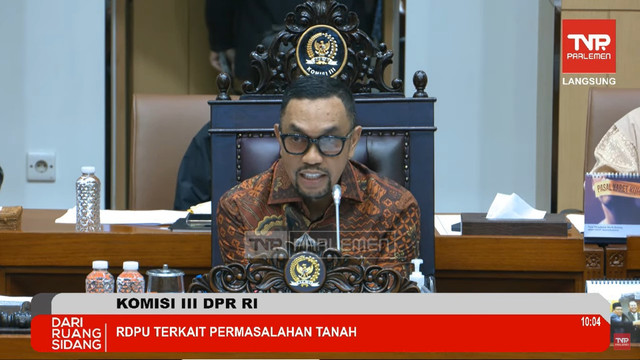 Wakil Ketua Komisi III Sahroni memimimpin RDPU terkait permasalahan tanah di Kompleks Parlemen, Senayan, Jakarta, Rabu (7/5/2025). Foto: YouTube/ TVR Parlemen