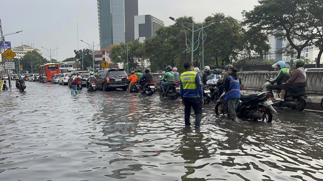 Banjir di Mampang arah Tendean, Jakarta Selatan tepatnya di Jalan Terusan HR Rasuna Said, Rabu (7/5/2025). Foto: Rayyan Farhansyah/kumparan