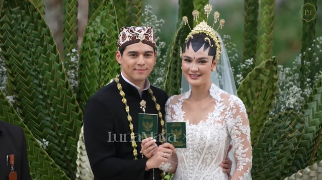 Maxime Bouttier dan Luna Maya jalani akad nikah di Bali, Rabu (7/5/2025). Foto: Youtube/TS Media
