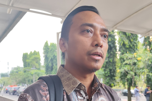 Kepala Biro Komunikasi dan Pelayanan Publik Kementerian Kesehatan (Kemenkes) Aji Muhawarman di depan Nusantara II, Komplek Parlemen Senayan, Jakarta Pusat, Rabu (7/5/2025). Foto: Alya Zahra/kumparan 