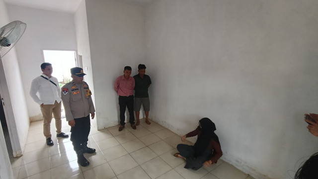 Polisi saat menyaksikan rekan adegan antara korban dan terduga pelaku saat bermain borgol-borgolan. Foto : Istimewa
