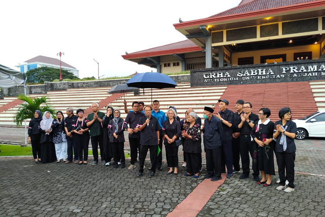Sejumlah dokter dari RSUP Dr Sardjito, Rumah Sakit Akademik UGM, mahasiswa, hingga guru besar UGM dalam aksi "Suara Keprihatinan Bulaksumur" di Lapangan Pancasila UGM, Rabu (7/5/2025). Foto: Arfiansyah Panji Purnandaru/kumparan
