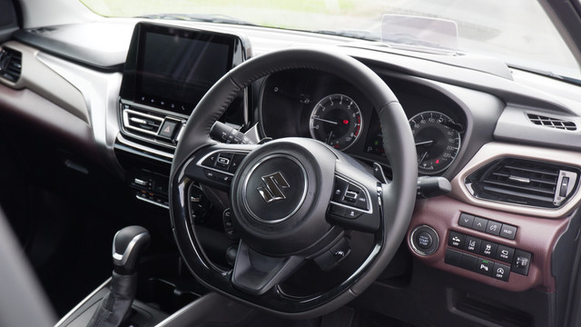 Detail bagian luar dan dalam Suzuki Fronx SGX. Foto: Sena Pratama/kumparan