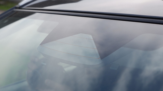 Modul ADAS di balik kaca depan Suzuki Fronx SGX. Foto: Sena Pratama/kumparan