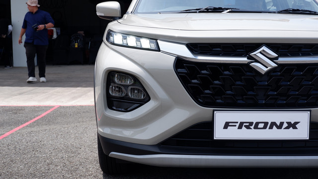 Detail tampilan luar dan dalam Suzuki Fronx GX. Foto: Sena Pratama/kumparan