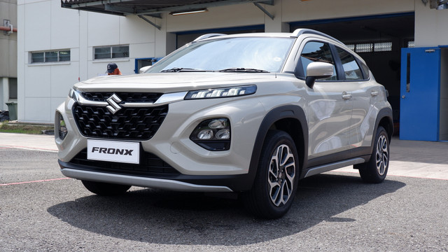 Detail tampilan luar dan dalam Suzuki Fronx GX. Foto: Sena Pratama/kumparan
