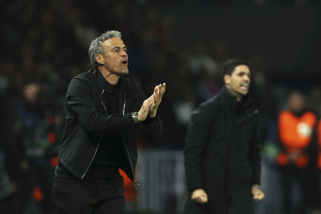 Pelatih Paris Saint-Germain Luis Enrique menyampaikan inturksi kepada pemainnya saat melawan Arsenal pada pertandingan leg kedua semifinal Liga Champions di Parc des Princes, Paris, Prancis, Rabu (5/8/2025). Foto: Thomas Samson/AFP