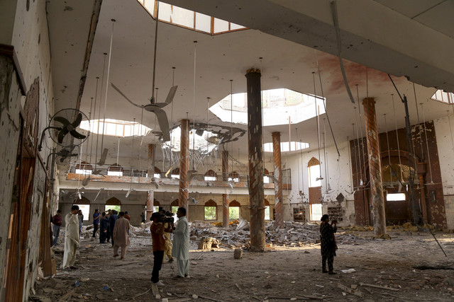 Suasana masjid Bilal yang rusak akibat dihantam serangan India di Muridke, Pakistan, Rabu (7/5/2025). Foto: Stringer/Reuters