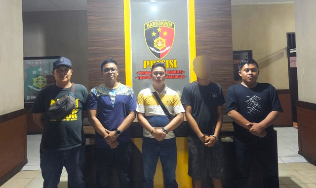 Pemuda di Sambas yang nekat masuk ke kamar warga dan bugil diamankan polisi. Foto: Dok. Satreskrim Polres Sambas