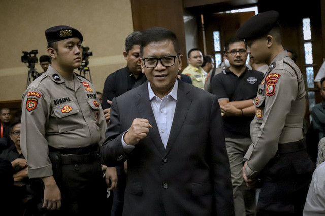 Terdakwa kasus dugaan suap pergantian antar waktu (PAW) DPR RI 2019 dan perintangan penyidikan kasus Harun Masiku, Hasto Kristiyanto bersiap mengikuti sidang lanjutan di Pengadilan Tipikor, Jakarta, Kamis (8/5/2025). Foto: Jamal Ramadhan/kumparan