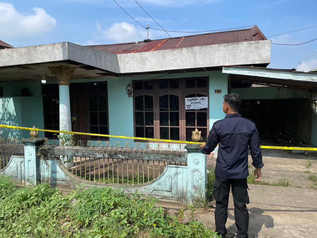 Rumah pelaku (sebelah gang masjid, teluk mulus) yang bersebelahan dengan rumah korban dipasangi police line. Foto: Rabiansyah/Hi!Pontianak