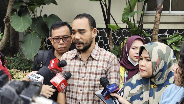 Juru Bicara Tim Pembela Ulama dan Aktivis (TPUA), Rahmat Himran, di Polda Metro Jaya, pada Kamis (8/5/2025). Foto: Rachmadi Rasyad/kumparan