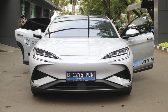 Peserta menjajal mobil listrik BYD Sealion 7 saat menghadiri kumparan New Energy Vehicle Summit 2025 di MGP Space, SCBD Park, Jakarta, Selasa (6/5/2025). Foto: Iqbal Firdaus/kumparan