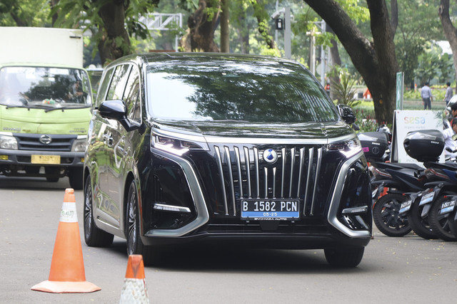 Peserta menjajal mobil listrik Denza D9 saat menghadiri kumparan New Energy Vehicle Summit 2025 di MGP Space, SCBD Park, Jakarta, Selasa (6/5/2025). Foto: Iqbal Firdaus/kumparan