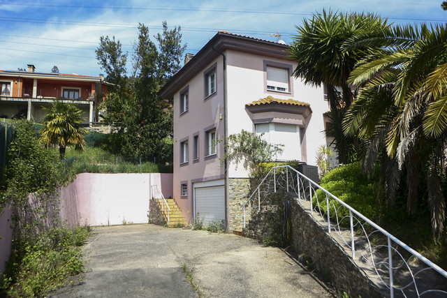 Suasana rumah tempat pasangan suami istri menyekap anak-anak mereka selama lebih dari tiga tahun di Fitora-Toleo, Oviedo, Spanyol, Rabu (30/4/2025). Foto: Pablo Lorenzana