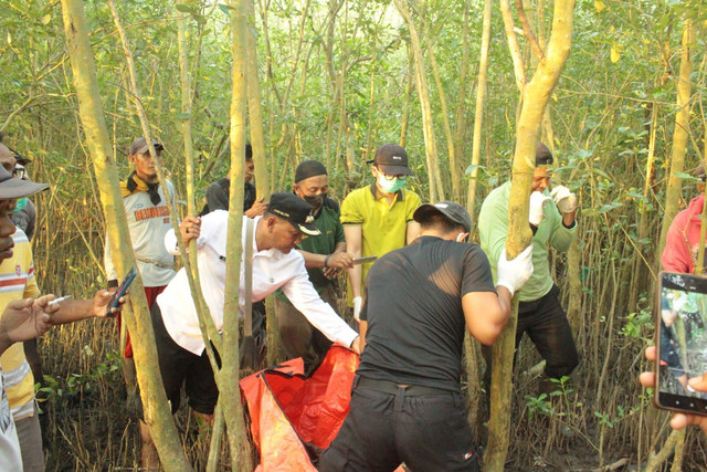 Proses evakuasi mayat yang diduga GR di Tepi Pantai, Desa Sungai Jawi, Kecamatan Batu Ampar, Kabupaten Kubu Raya. Foto: Istimewa.