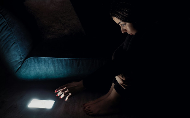 Ilustrasi membaca kata bijak sebelum tidur. Foto: Unsplash.com