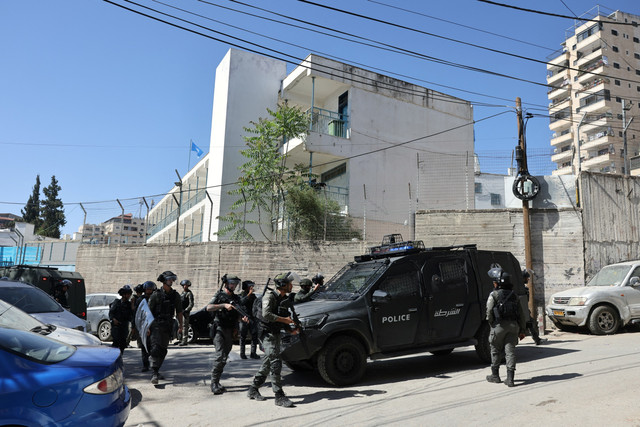 Pasukan keamanan Israel tiba di sekolah UNWRA, kamp pengungsi Shoafat di Yerusalem timur, Kamis (8/5/2025). Foto: AHMAD GHARABLI / AFP