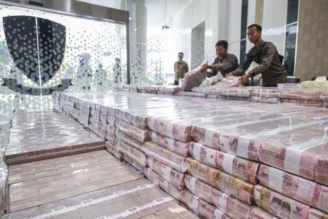 Tumpukan uang penyitaan terkait kasus dugaan tindak pidana pencucian uang (TPPU) Duta Palma Group, di Gedung Jampidsus Kejagung, Jakarta, Kamis (8/5/2025). Foto: Dhemas Reviyanto/ANTARA FOTO