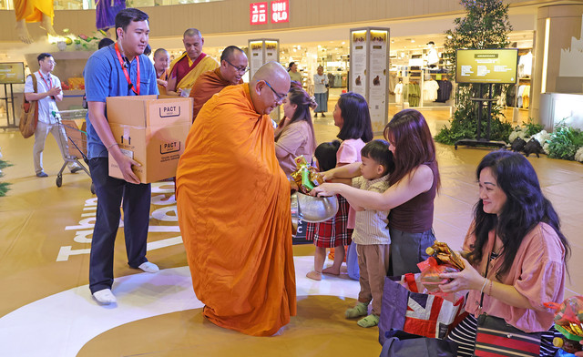 Pindapata adalah tradisi dimana para biksu Buddha berkeliling dan menerima persembahan makanan atau minuman dari masyarakat. Foto dan naskah : Dipta Wahyu / Basra