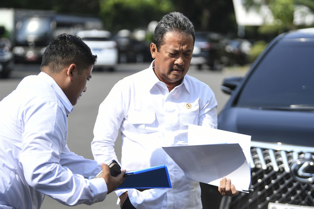 Menteri Kelautan dan Perikanan Sakti Wahyu Trenggono (kanan) bersiap mengikuti rapat terbatas yang dipimpin Presiden Prabowo Subianto di Istana Kepresidenan, Jakarta, Kamis (8/5/2025). Foto: ANTARA FOTO/Hafidz Mubarak A