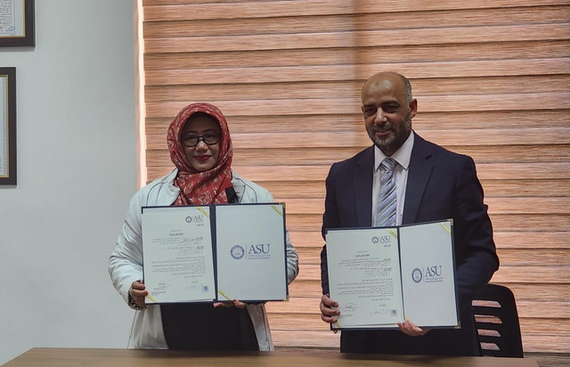 Prof. Anis Mashdurohatun, Ketua PDIH Unissula Semarang Indonesia menunjukkan MOU dengan Dr. Abdul Salam Al-Fandi, Dekan College of Sharia ASU Amman Jordania. (foto: Abdul Malik Syafi'i)