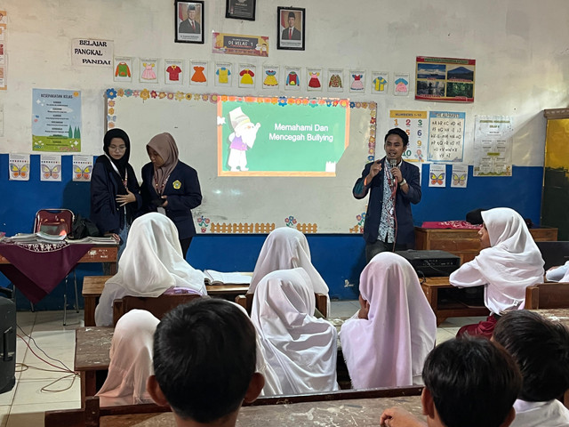 foto diambil pada saat mahasiswa kkn sosialisasi 
