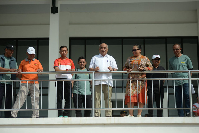 Wagub DIY, KGPAA Paku Alam X (berbaju putih) saat meninjau veneu Porda DIY 2025 di Gunungkidul bersama Bupati Gunungkidul (kanan). Foto: Dok. Pemda DIY