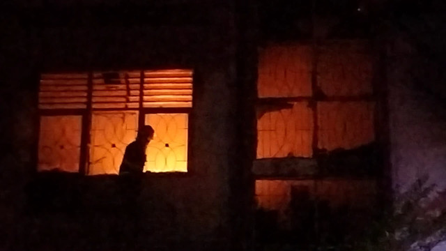 Gedung Fakultas Kesehatan Masyarakat Universitas Andalas terbakar. Foto: kumparan