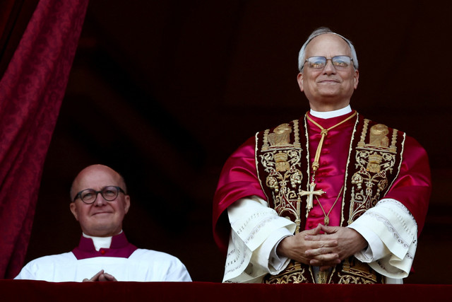Paus Leo XIV yang baru terpilih, Kardinal Robert Prevost muncul di balkon Basilika Santo Petrus, Vatikan, Kamis (8/5/2025). Foto: Yara Nardi/REUTERS