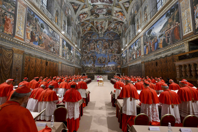 Paus yang baru terpilih, Paus Leo XIV menyampaikan sambutan dihadapan sejumlah kardinal saat konklaf untuk memilih paus di Kapel Sistina, Vatikan, Kamis (8/5/2025). Foto: Vatican Media/Handout via REUTERS