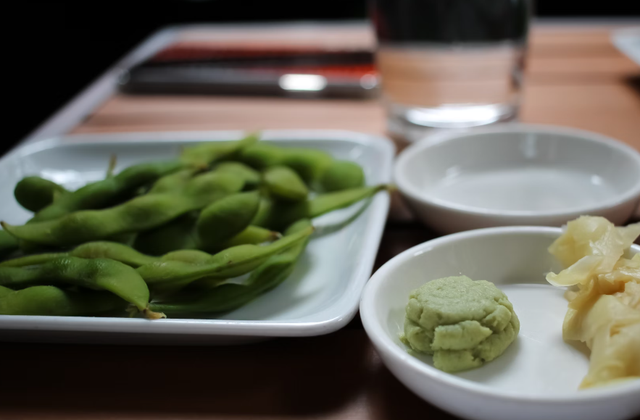 Ilustrasi cara merebus edamame agar tetap hijau. Sumber: Unsplash/Crystal Jo