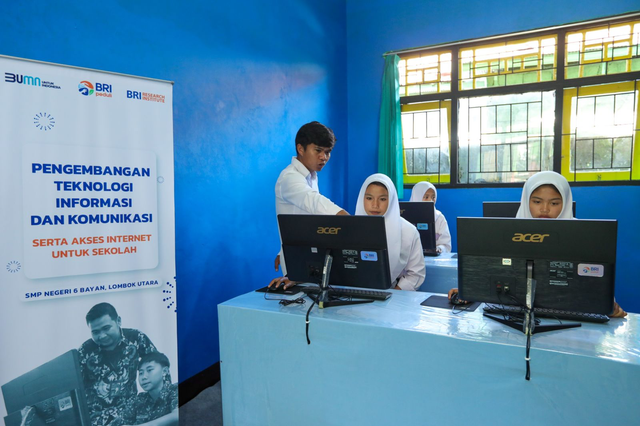 BRI lewat salurkan bantuan lewat program BRI Peduli Pengembangan Teknologi, Informasi dan Komunikasi dalam mendorong pemerataan akses digital di SMP Negeri 6 Bayan di Kabupaten Lombok Utara, Nusa Tenggara Barat. Foto: Dok. BRI
