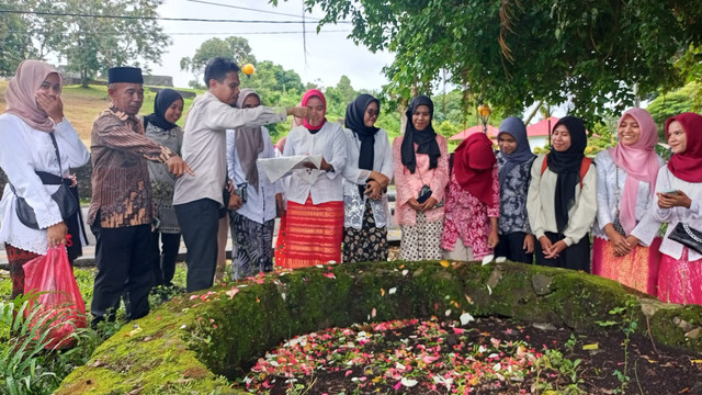 Upacara tabur bunga di Sumur Tua (Parigi Rante), situs pembantaian orang Banda oleh VOC pada 1621, digelar mahasiswa dan dosen Program Studi Pendidikan Sejarah FKIP Universitas Banda Naira pada 8 Mei 2025. Sumber Foto : Dokumentasi Pribadi